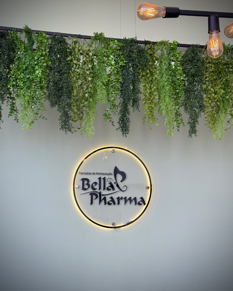 Logo da Bella Pharma na parede da loja de Chapadão do Sul