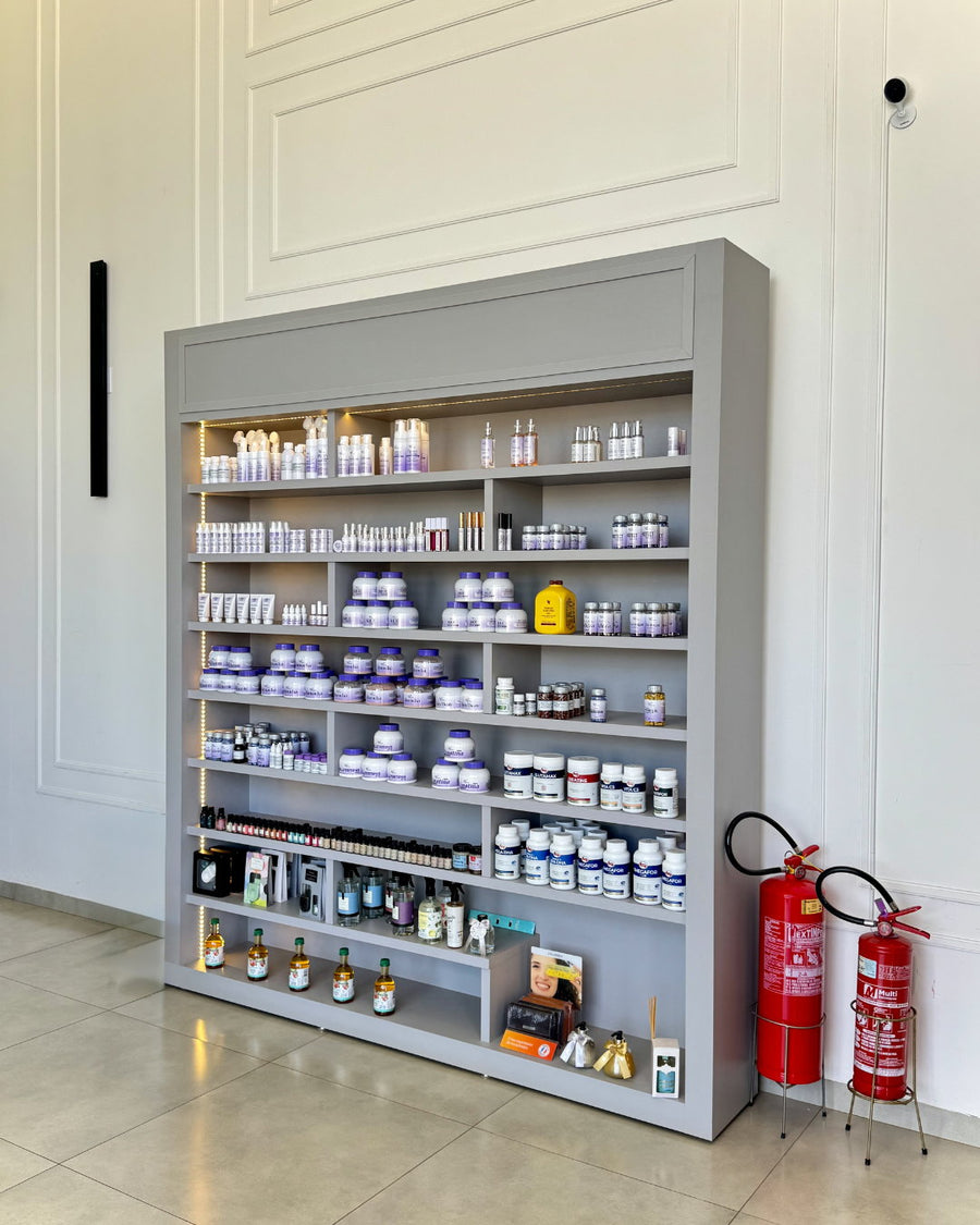 Vitrine da linha própria Bella Pharma na loja de Chapadão do Sul