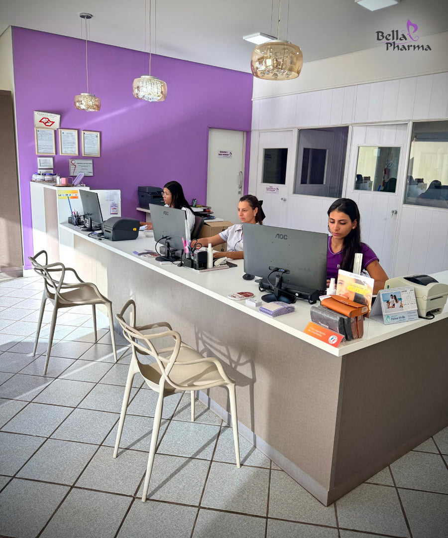 Equipe de atendimento no balcão da Bella Pharma em Paranaíba