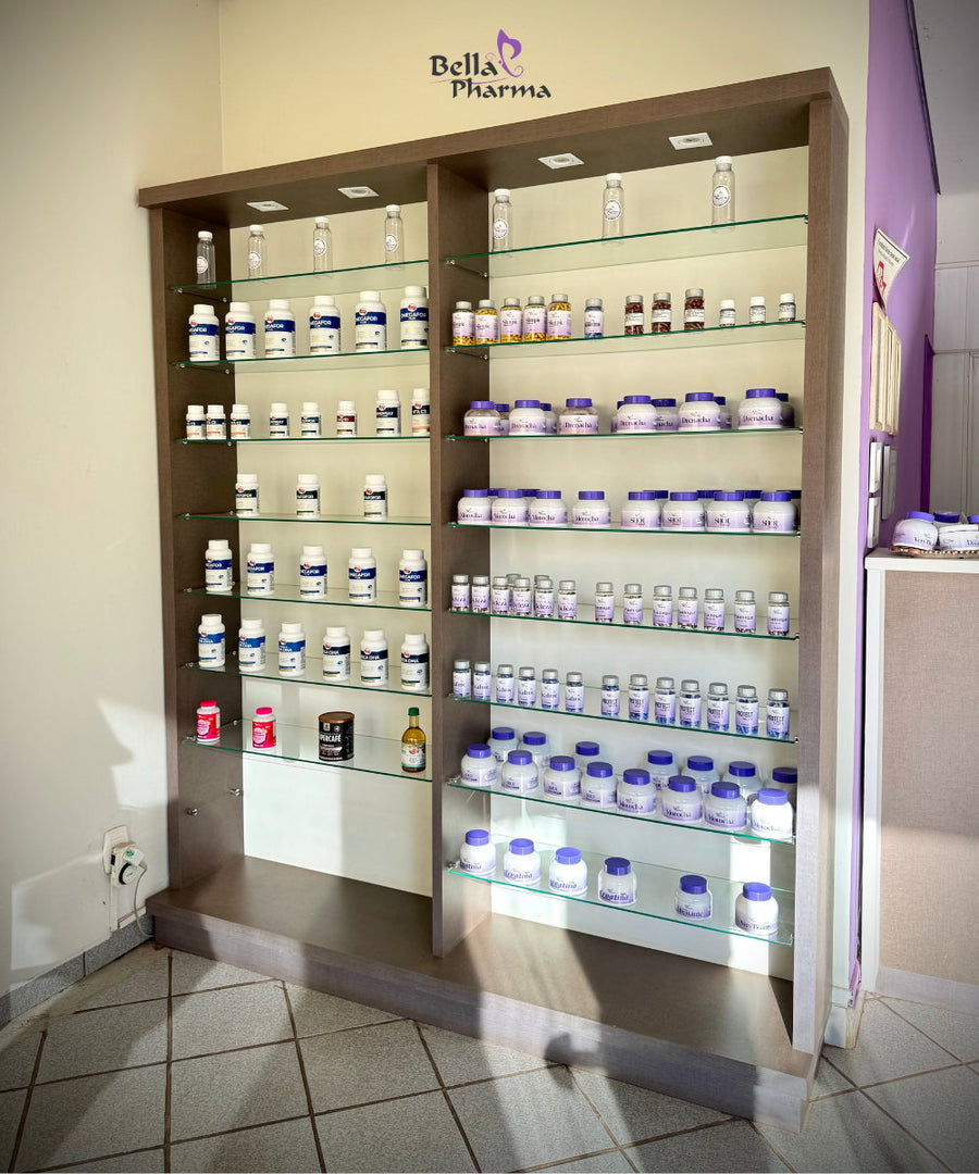 Vitrine da linha própria Bella Pharma na loja de Paranaíba
